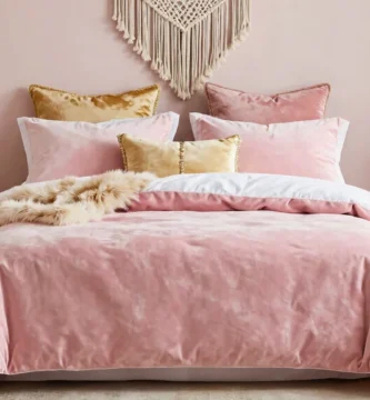 19 Pink Velvet Bedding Ideas for Rich Cozy Interiors